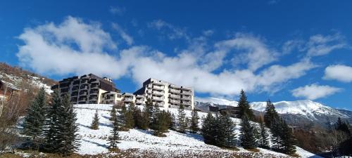 En generel udsigt til bjerge eller udsigt til bjerge taget fra lejligheden