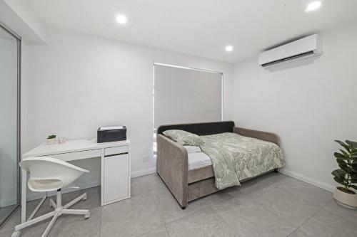 Imagen de la galería de Semi Attached House, en Holroyd