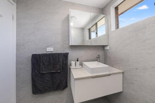 Imagen de la galería de Semi Attached House, en Holroyd