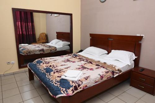 Ένα ή περισσότερα κρεβάτια σε δωμάτιο στο Hôtel Santa Lucia