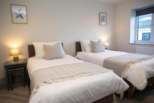 Ένα ή περισσότερα κρεβάτια σε δωμάτιο στο Dolphin View New Quay