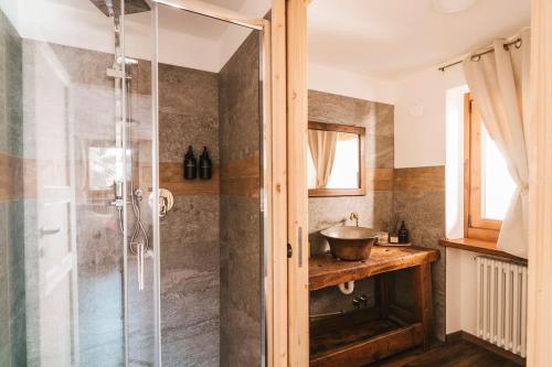 a bathroom with a shower and a sink at Lo Chalet Du Village in Chambave