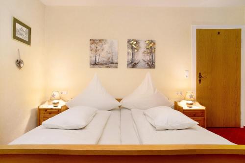 Ένα ή περισσότερα κρεβάτια σε δωμάτιο στο Ferienwohnungen Michael u Christine