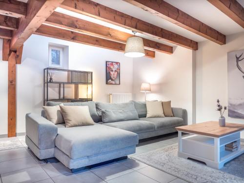 Posezení v ubytování Résidence de 80 m2 avec balcon & cour alsacienne - début Route des Vins