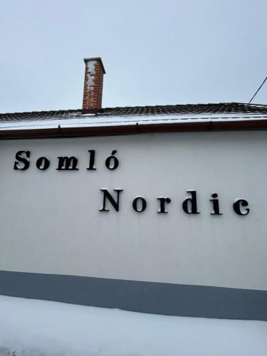 ein Schild mit der Aufschrift „Santa Noppe“ an der Seite eines Gebäudes in der Unterkunft Somló Nordic in Somlószőlős