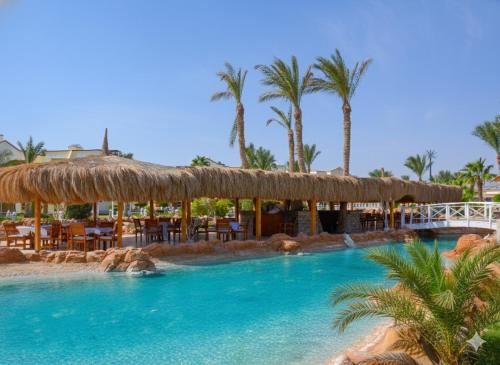 Hồ bơi trong/gần Romance Regency Club