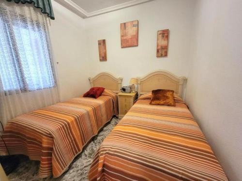 Postel nebo postele na pokoji v ubytování Lookout View Steps to Beach !