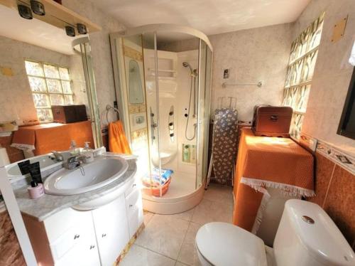 Koupelna v ubytování Lookout View Steps to Beach !