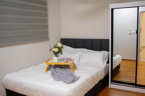 Un pat sau paturi într-o cameră la 4R2B Admiral Residence Melaka