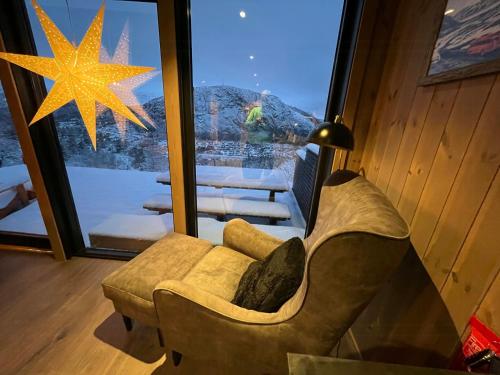 Χώρος καθιστικού στο Authentic Cabin Life With Løefjell View