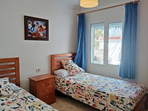 埃尔帕索Bungalow Los Guanches 2的一间卧室，配有两张床和一扇窗户