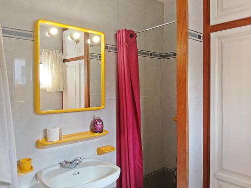 埃尔帕索Bungalow Los Guanches 2的浴室设有水槽和带红色淋浴帘的淋浴