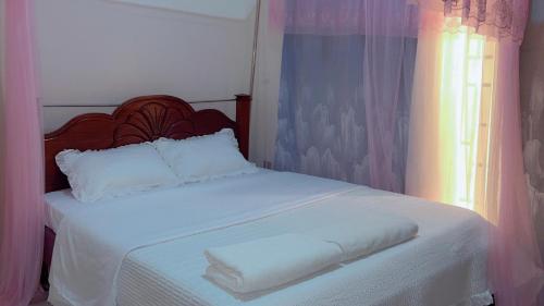 Ένα ή περισσότερα κρεβάτια σε δωμάτιο στο The Royal Route Apartment