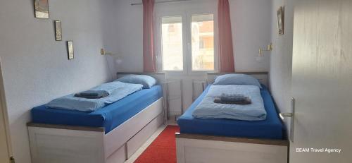 two beds in a room with a window at Apartement Irena Vir in Vir