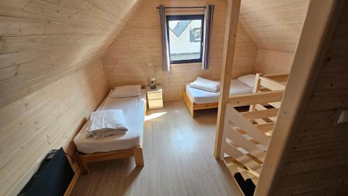 En eller flere senge i et værelse på Domki HORYZONT