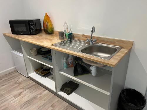 Bungalow Terra - Sarramea في Sarraméa: طاولة مطبخ مع حوض وميكروويف