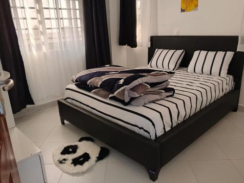 Country Homes Escapes في كيزيمو: سرير في غرفة نوم مع كلب ملقي على الأرض