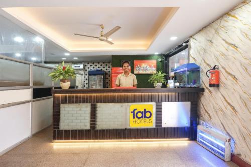 un restaurante de comida rápida con un cartel en el mostrador en Via Grand Highway, en Faridabad