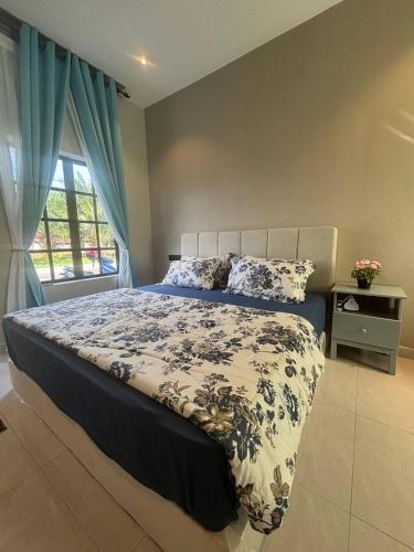 Llit o llits en una habitació de De Rooma KLIA Mini Hotel