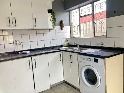 Imagine din galeria proprietății Unit 1, TraversHub Sleeps 6 Self-Catering Group Belhar, CT în Belhar