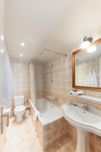 ein Badezimmer mit Badewanne, Waschbecken und Toilette in der Unterkunft Nafsimedon Hotel in Nafplio