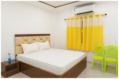 Ένα ή περισσότερα κρεβάτια σε δωμάτιο στο Hotel The Shekhar Premium Palace Near Varanasi Junction Railway Station 1500m # Kashi Vishwanath Temple # Free Wifi and Room Service - Fully Air conditioning Premium Room # Best Family Hotel In Varanasi