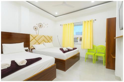 Ένα ή περισσότερα κρεβάτια σε δωμάτιο στο Hotel The Shekhar Premium Palace Near Varanasi Junction Railway Station 1500m # Kashi Vishwanath Temple # Free Wifi and Room Service - Fully Air conditioning Premium Room # Best Family Hotel In Varanasi