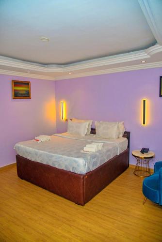 Llit o llits en una habitació de Triple Tee Hotel