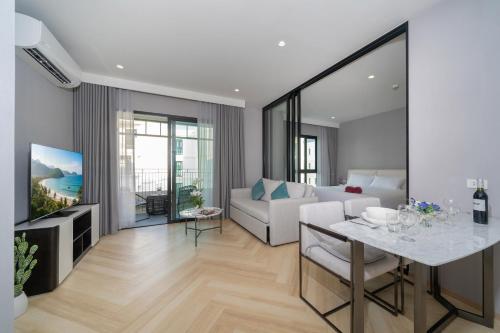 Χώρος καθιστικού στο Condo 1 BR at The Title Legendary D-606 near Bangtao Beach