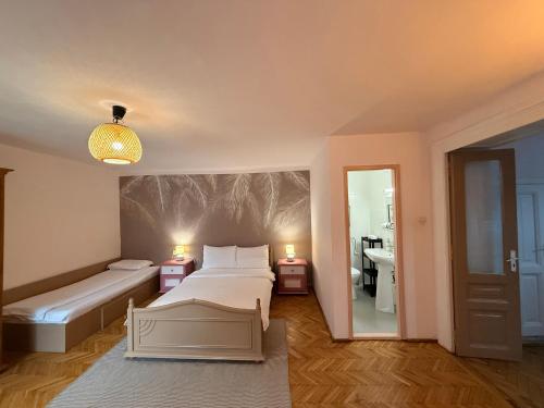 une chambre avec deux lits et un miroir dans l'établissement Old Town City Center Apartments, à Braşov