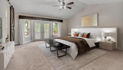 ein Schlafzimmer mit einem großen Bett und einem Deckenventilator in der Unterkunft Canyon Crest Grand Chalet with Snowbird Access in Sandy