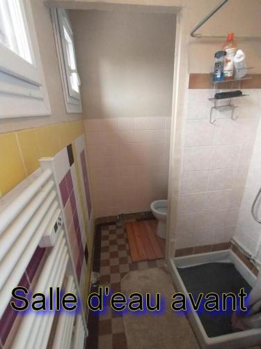 a small bathroom with asale zeal zeal sidx sidx sidx at Cœur de Caux in Le Torp-Mesnil