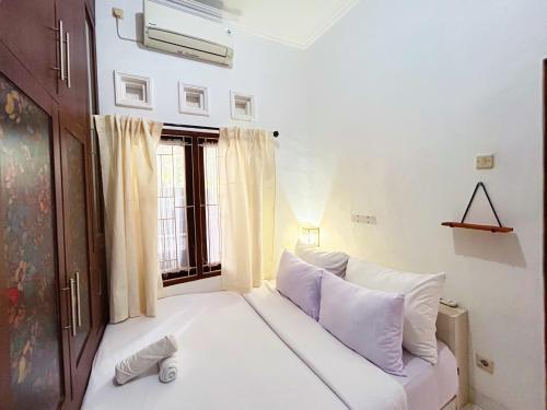 En eller flere senge i et værelse på Kayuwangi by Suasana Villa