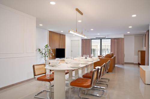 Телевизор и/или развлекательный центр в Capitel Sathorn