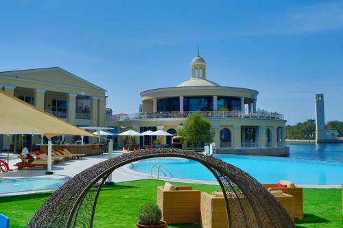 Bazén v ubytování Millennium Lakeview Hotel nebo v jeho okolí