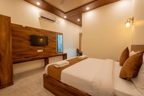 Postel nebo postele na pokoji v ubytování Hotel Relax Inn Ganga Rishikesh