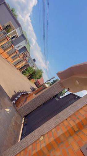 Η γειτονιά γύρω από ή μία γειτονιά κοντά σε αυτό το δωμάτιο σε οικογενειακή κατοικία