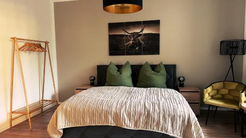 une chambre avec un lit et une image de cerf dans l'établissement Ferienwohnung Seelenruh, à Falkensee