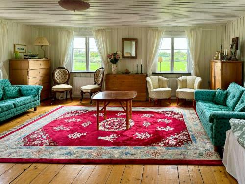 Posezení v ubytování 1700-Talshus Med Glasveranda I Småland