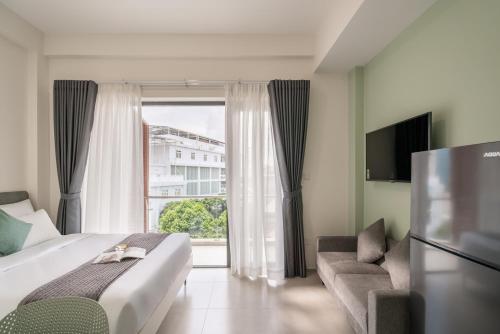 Una cama o camas en una habitación de CityHouse - Bellita Kiều Đàm