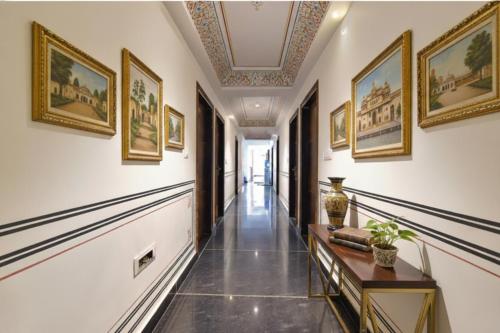 FabHotel JBS Heritage في جايبور: ممر به لوحات على الجدران