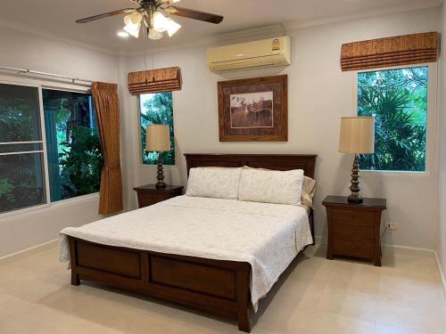 En eller flere senge i et værelse på Vacation Garden Villa