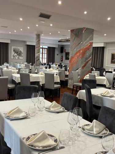 Un restaurante u otro lugar para comer en Hotel La Rad