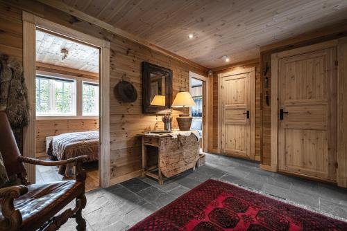 een slaapkamer met een bed en een houten wand bij Charming cabin in Hemsedal Golf Alpin - ideal for families, fishing & skiing in Granheim