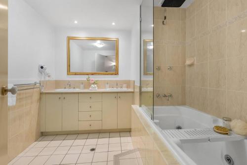 Koupelna v ubytování The Lakes Escape - Resort Living by Botanic Gardens