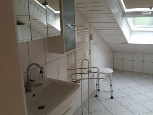 Fewo Am Wald في Balve: حمام مع حوض ومقلاه