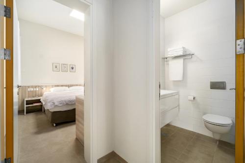 Phòng tắm tại Keshet Eilon - Suites and Villas