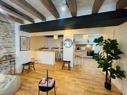 un soggiorno con un divano e un tavolo di Casa Bohème Chic ad Angers