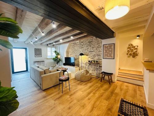 un soggiorno con un divano e un tavolo di Casa Bohème Chic ad Angers