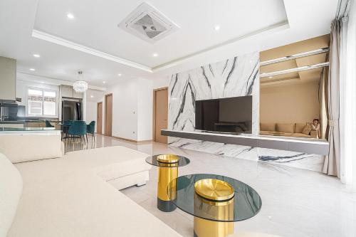 a living room with a marble wall at 芭提雅 私人泳池别墅 中天海滩 别墅预定 家庭私密度假别墅 4卧室5卫2厅 in Jomtien Beach